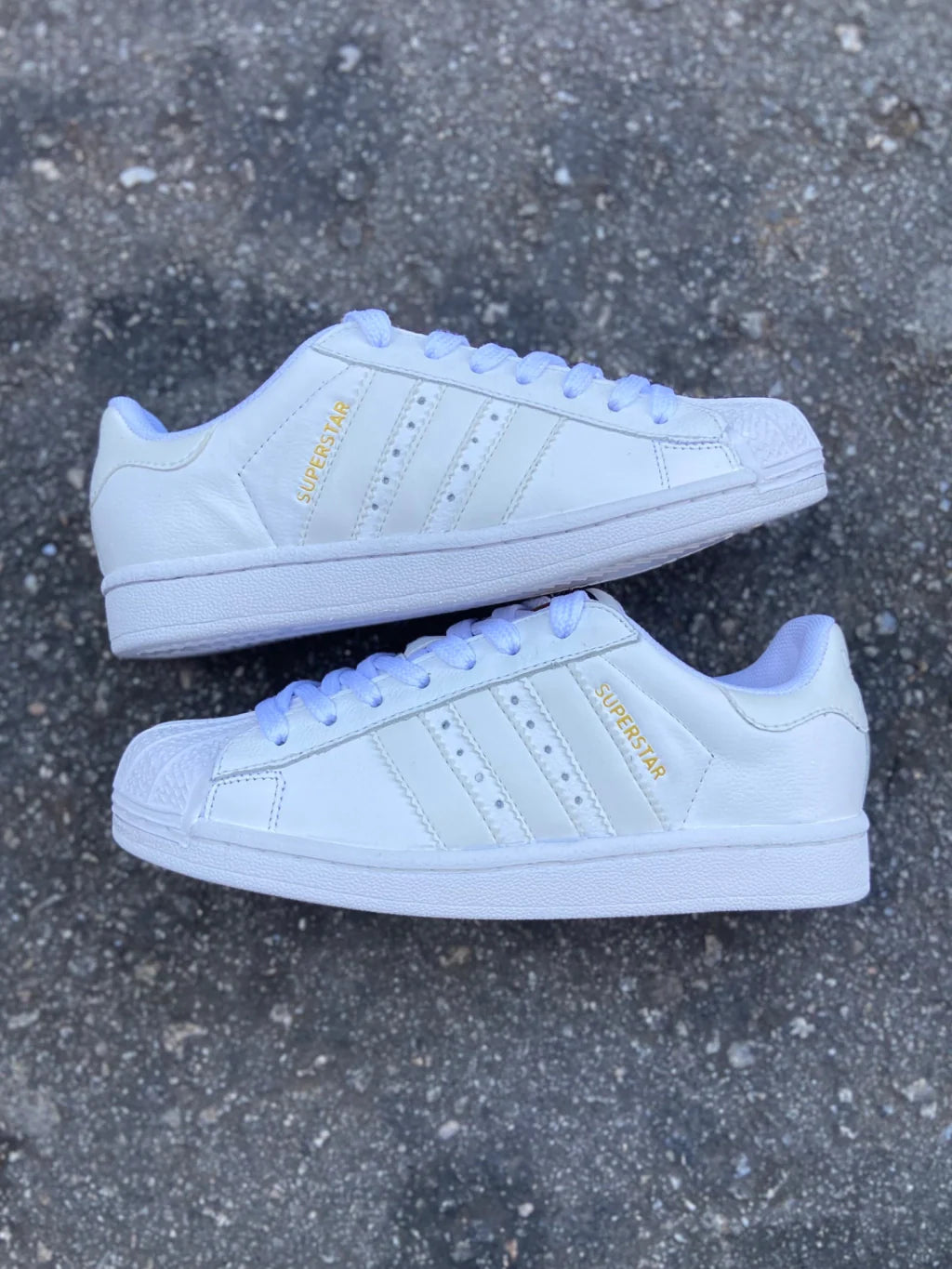 Tênis Adidas "SuperStar".