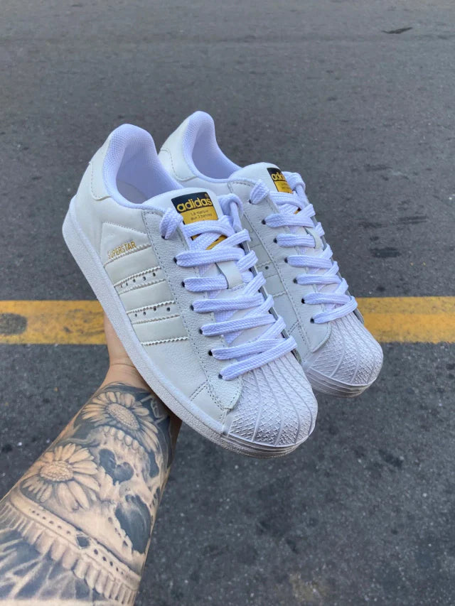 Tênis Adidas "SuperStar".