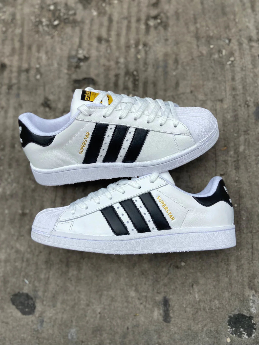 Tênis Adidas "SuperStar".
