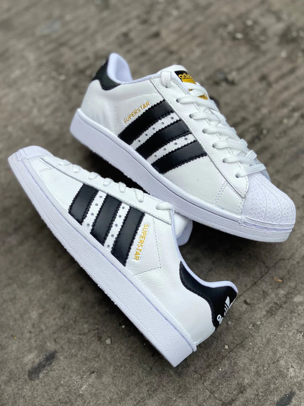 Tênis Adidas "SuperStar".